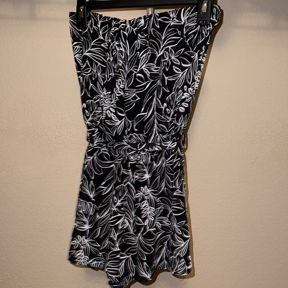 Strapless romper with leaf pattern